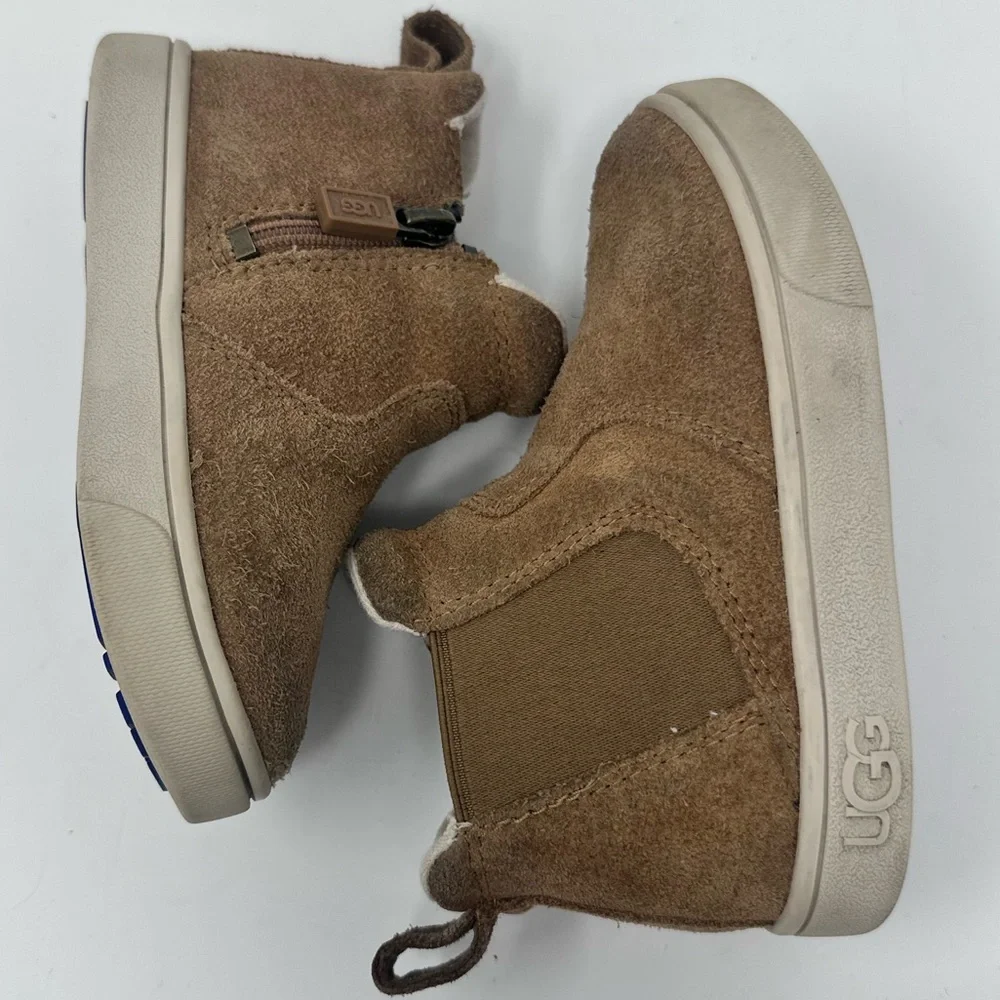 UGG Cozy Tan Kids Shoes sz.8c